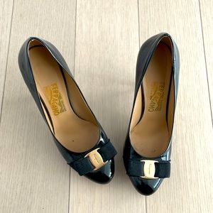 Ferragamo Black Classic Patent Leather Pumps with Bow - Size 8